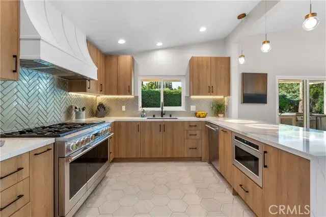 Single-family house For Sale in 20351, Wells Drive, Los Angeles, California