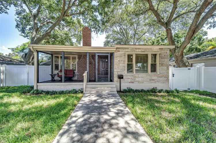 Single-family house For Sale in 6635, Stewart Avenue North, Saint Petersburg, Florida