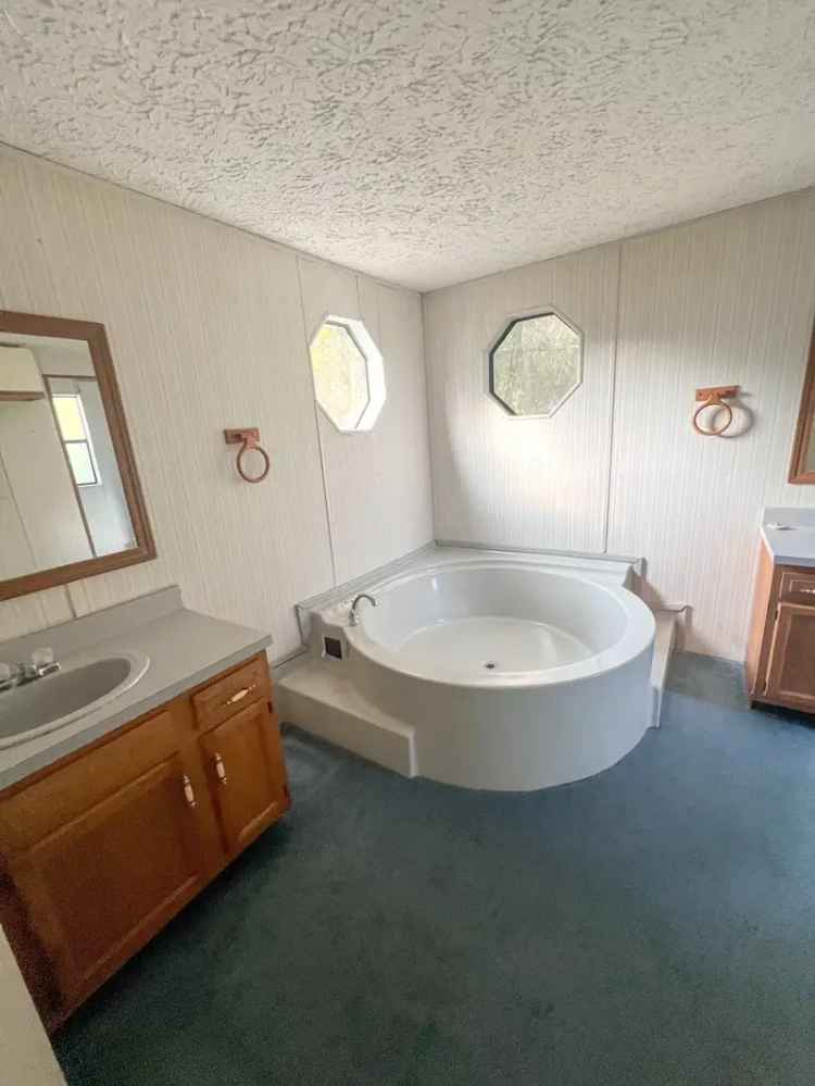 Spacious 2 Bedroom Mobile Home Near Hurlburt Field