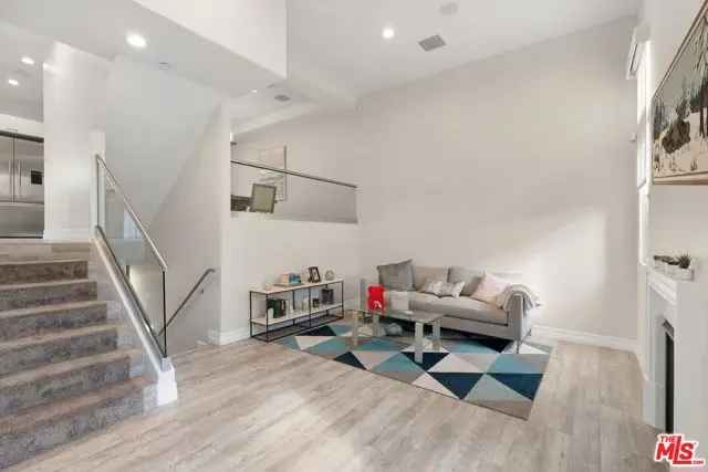 Single-family house For Sale in 11953, Riverside Drive, Los Angeles, California