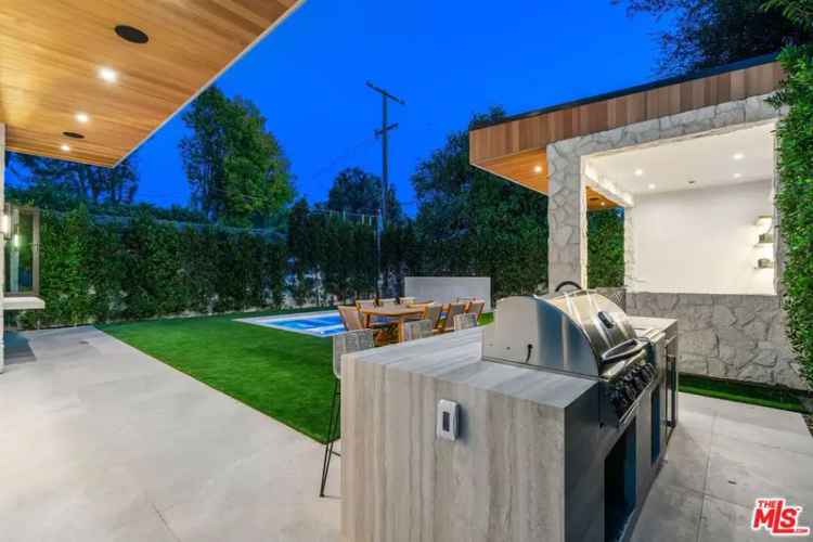 Single-family house For Sale in 14838, Addison Street, Los Angeles, California