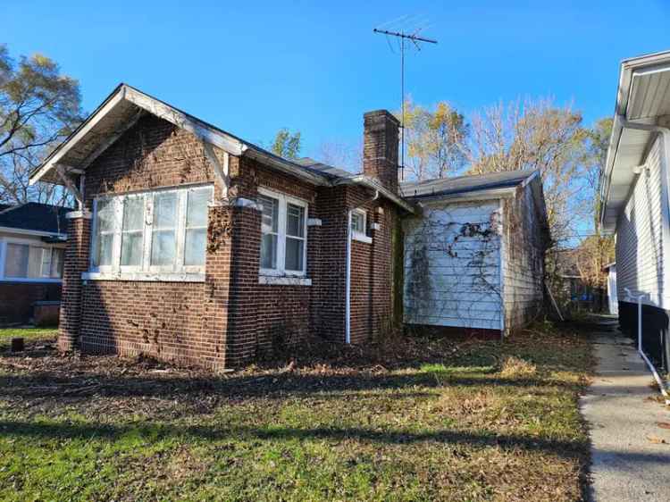 Single-family house For Sale in 4450, Washington Street, Gary, Indiana