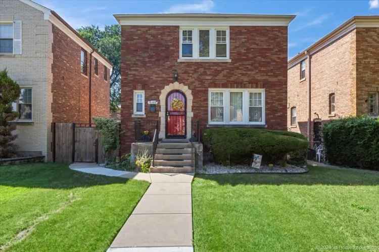 Single-family house For Sale in 8140, South Washtenaw Avenue, Chicago, Illinois