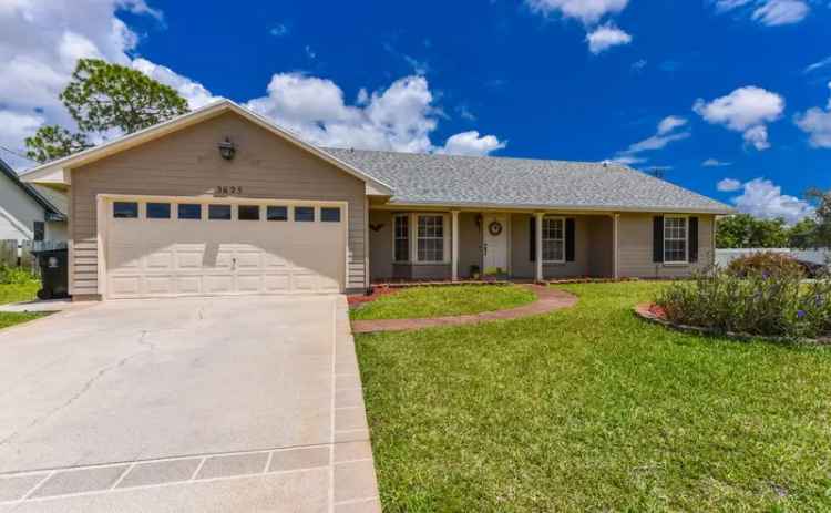 Single-family house For Sale in 3625, Southwest Masilunas Street, Port Saint Lucie, Florida