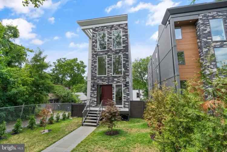 Single-family house For Sale in Washington, District of Columbia