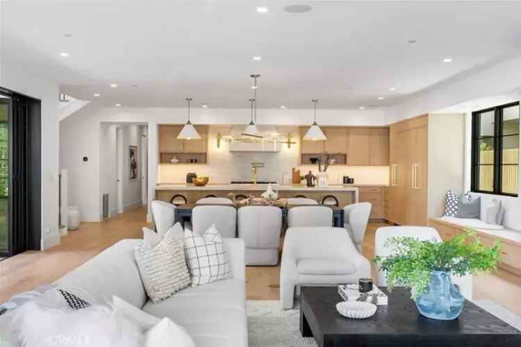 Single-family house For Sale in 516, Acacia Avenue, Newport Beach, California