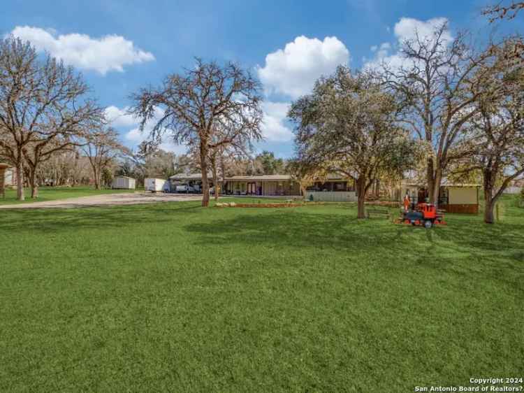 Single-family house For Sale in 390, Galveston Street, Bandera, Texas