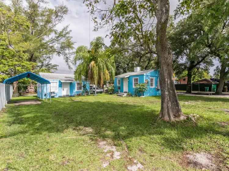 Multi-family house For Sale in 7946, Northwest 12th Place, Hialeah, Florida