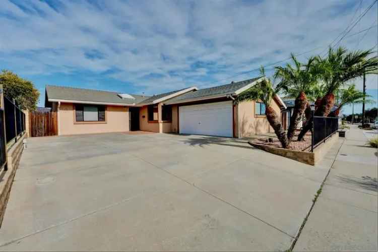 Single-family house For Sale in 8052, Lake Adlon Drive, San Diego, California