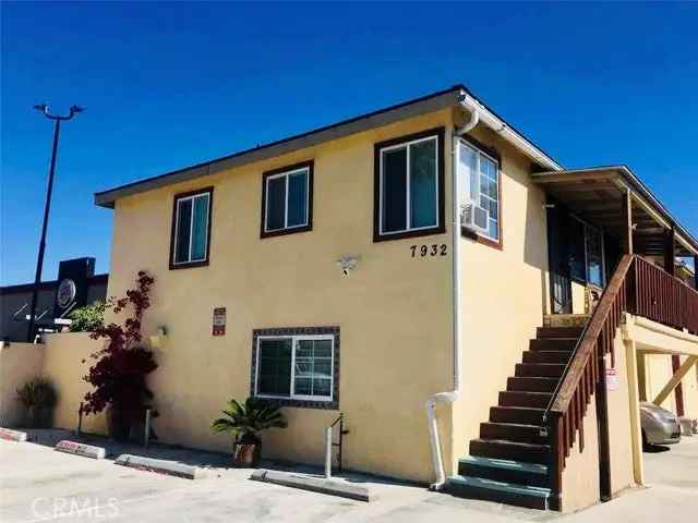 Multi-family house For Sale in 7932, Macdonald Drive, Huntington Beach, California