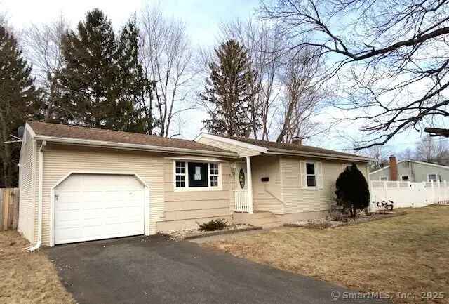 Single-family house For Sale in 117, Columbia Road, Enfield, Connecticut