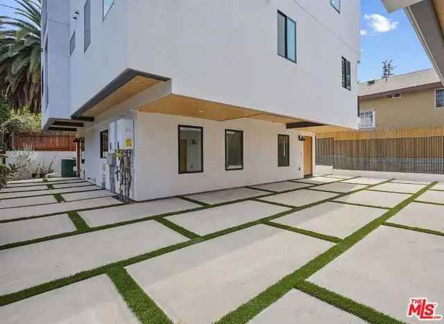 Multi-family house For Sale in 966, Sanborn Avenue, Los Angeles, California