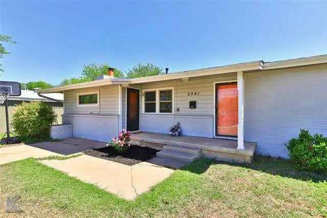 Single-family house For Sale in 2041, Woodard Street, Abilene, Texas