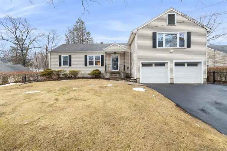 Single-family house For Sale in 29, Meadowpark Avenue East, Stamford, Connecticut