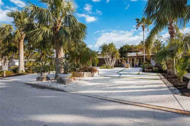 Single-family house For Sale in 360, North Shore Drive, Sarasota, Florida