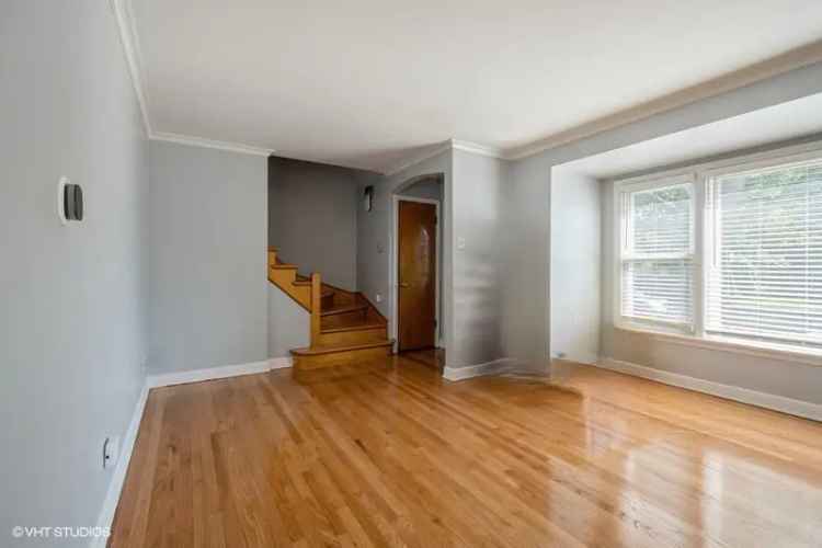 Single-family house For Sale in 8806, South Bennett Avenue, Chicago, Illinois