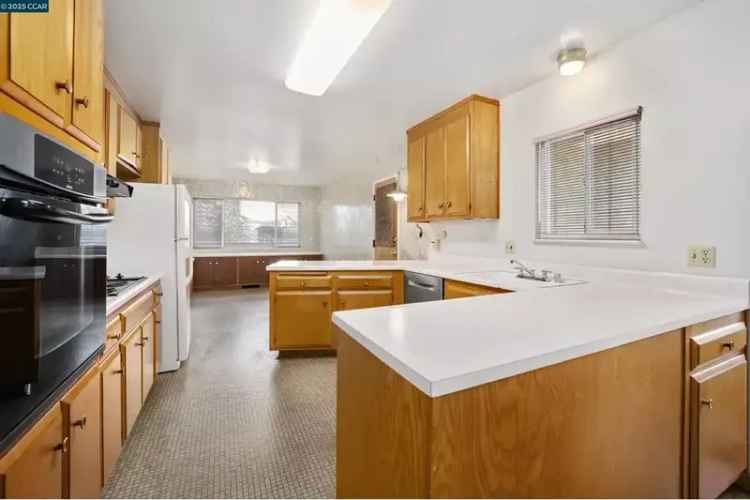 Single-family house For Sale in 19827, Carnation Lane, Castro Valley, California