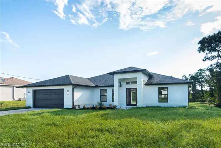 Single-family house For Sale in 3319, 20th Street West, Lehigh Acres, Florida