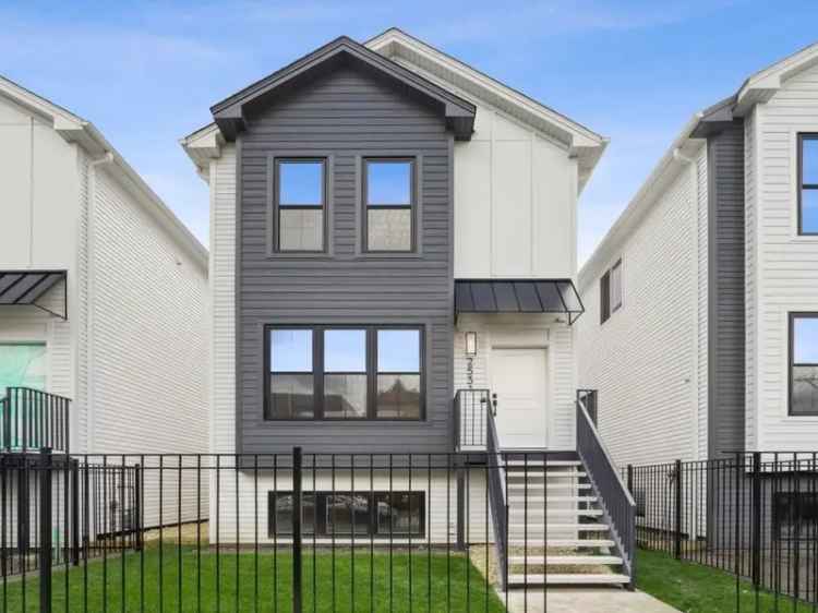 Single-family house For Sale in 2515, West Lexington Street, Chicago, Illinois