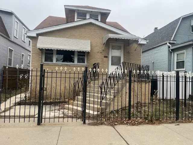 Single-family house For Sale in 2544, North Mason Avenue, Chicago, Illinois