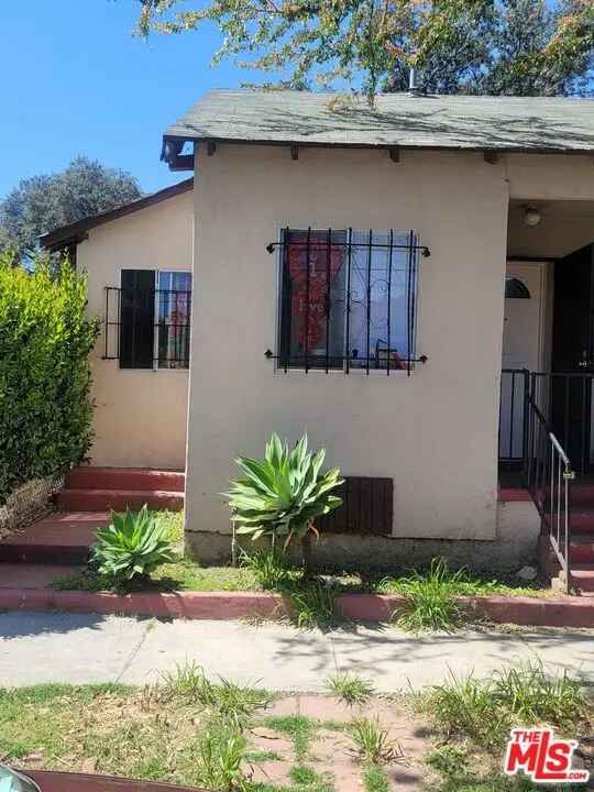 Single-family house For Sale in 8021, Towne Avenue, Los Angeles, California