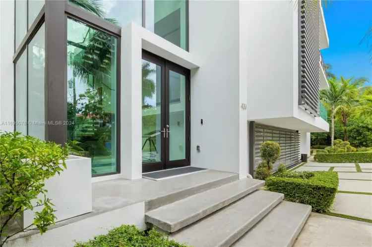 Single-family house For Sale in 420, North Hibiscus Drive, Miami Beach, Florida