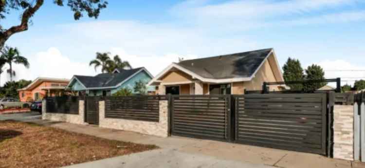 Single-family house For Sale in Santa Ana, California