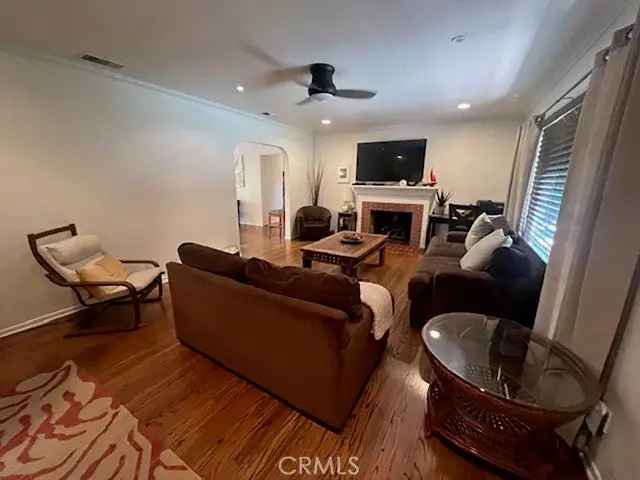 Single-family house For Sale in 5744, Stansbury Avenue, Los Angeles, California