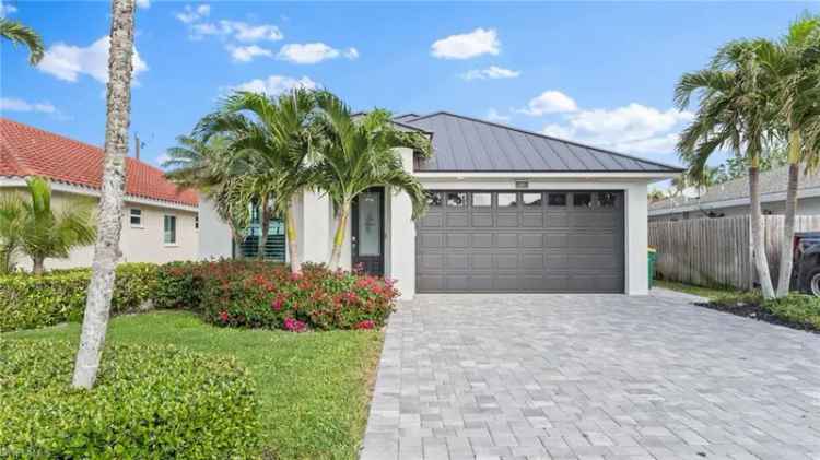 Single-family house For Sale in 561, 94th Avenue North, Florida