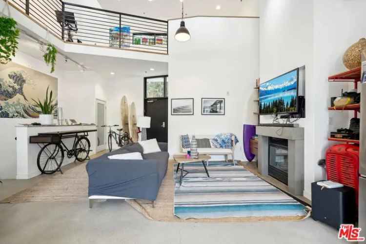 Condo For Sale in 815, Hampton Drive, Los Angeles, California