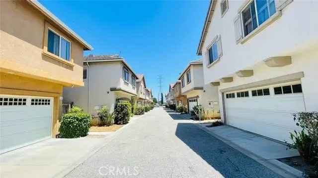 Single-family house For Sale in 15721, Cobalt Street, Los Angeles, California