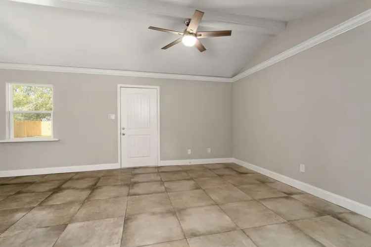 Single-family house For Sale in Angleton, Texas