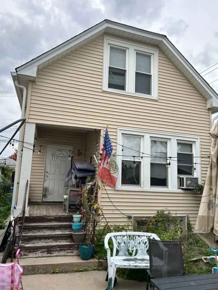 Single-family house For Sale in 2542, North Long Avenue, Chicago, Illinois