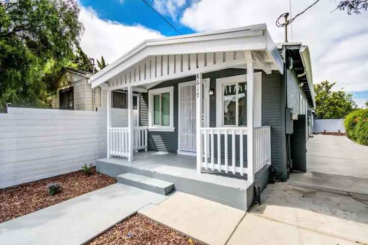 Single-family house For Sale in 8617, A Street, Oakland, California