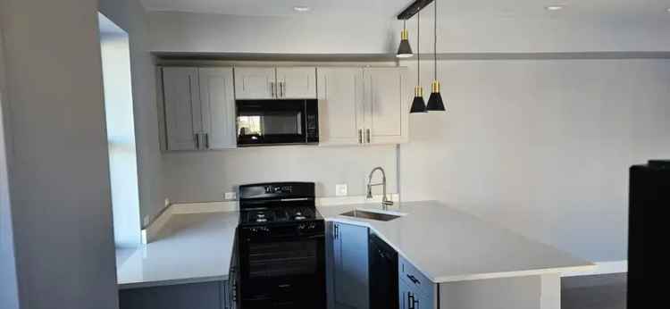 Spacious 3BR 1BA Apartment Modern Finishes In Unit Laundry