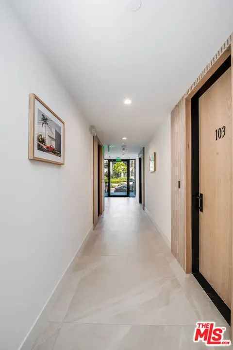 Condo For Sale in 10352, Riverside Drive, Los Angeles, California