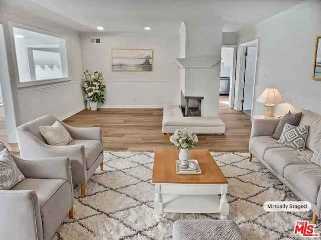 Single-family house For Sale in 7706, Independence Avenue, Los Angeles, California