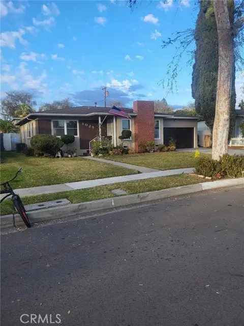 Single-family house For Sale in 1025, Nutwood Avenue, Fullerton, California