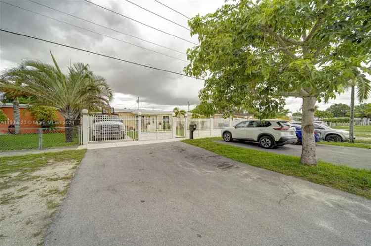 Single-family house For Sale in 3501, Northwest 95th Street, Hialeah, Florida