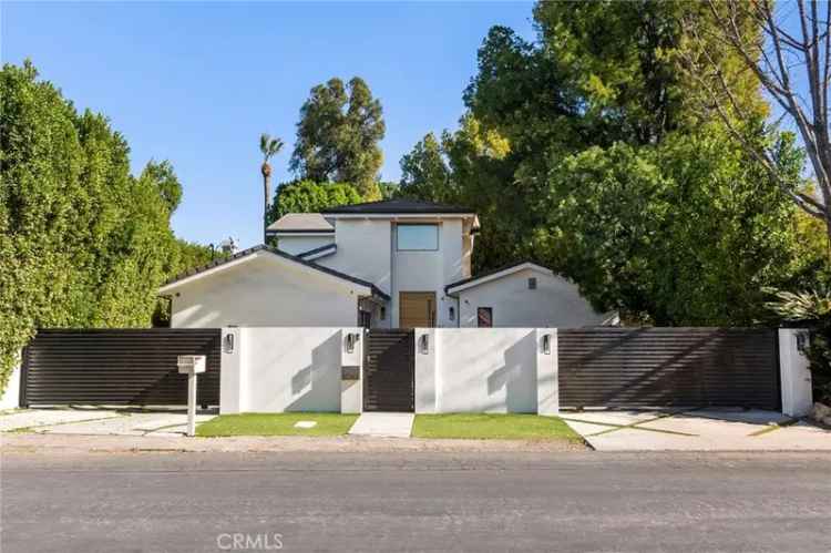 Single-family house For Sale in 5062, Woodley Avenue, Los Angeles, California