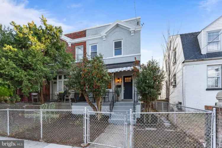 Single-family house For Sale in 828, Underwood Street Northwest, Washington, District of Columbia