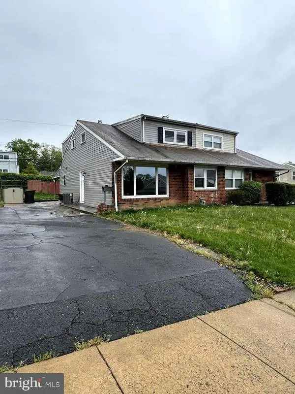 Single-family house For Sale in Abington Township, Pennsylvania