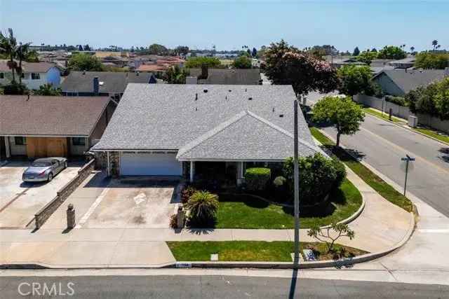 Single-family house For Sale in 7152, Sunlight Drive, Huntington Beach, California