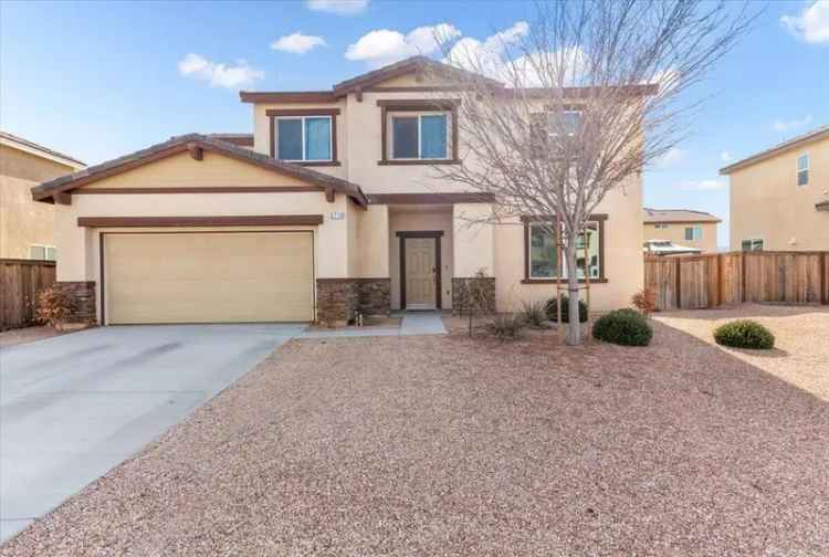 Single-family house For Sale in 3718, Half Dome Avenue, Rosamond, California