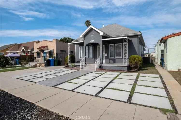 Single-family house For Sale in 1707, West 83rd Street, Los Angeles, California