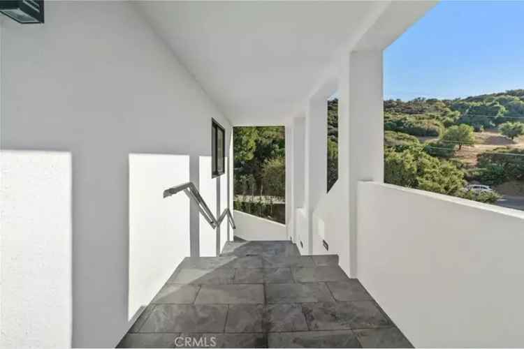 Single-family house For Sale in 23625, Summit Drive, Calabasas, California