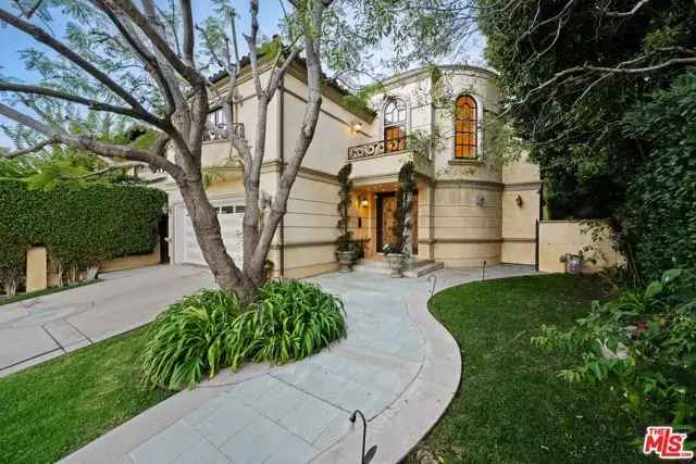 Single-family house For Sale in 215, North Bowling Green Way, Los Angeles, California