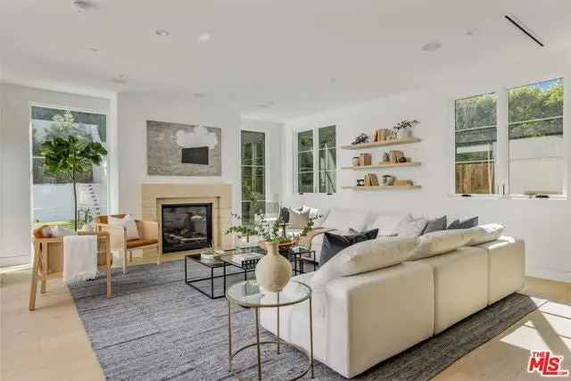 Single-family house For Sale in 2100, San Ysidro Drive, Beverly Hills, California