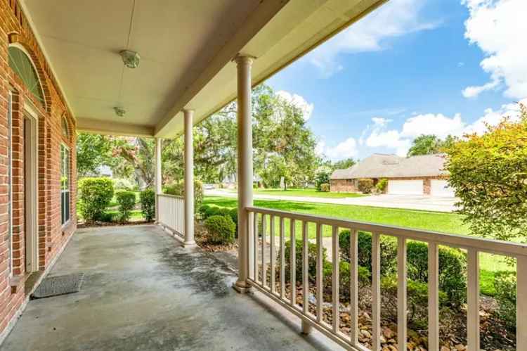 Single-family house For Sale in Angleton, Texas