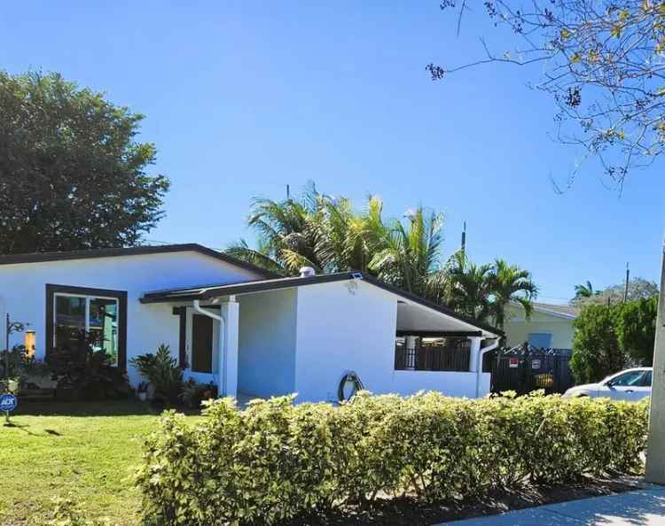 Single-family house For Sale in 3448, 10th Avenue North, Palm Springs, Florida